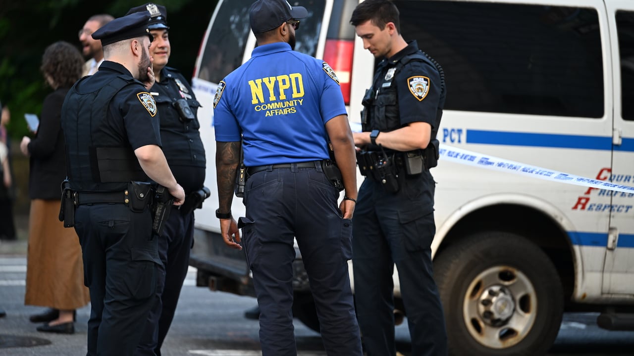 Miembros de la Unidad de Investigación Criminal del Departamento de Policía de Nueva York (NYPD) investigan el lugar de un ataque con arma blanca.