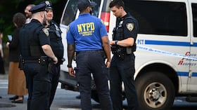 Miembros de la Unidad de Investigación Criminal del Departamento de Policía de Nueva York (NYPD) investigan el lugar de un ataque con arma blanca