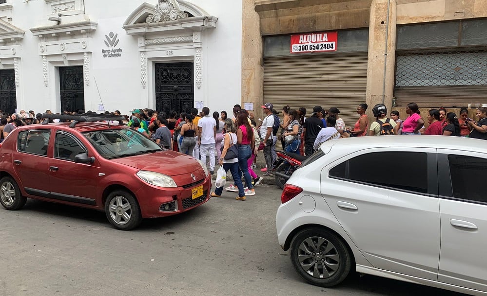 Larga fila en el Banco Agrario para reclamar el subsidio.
