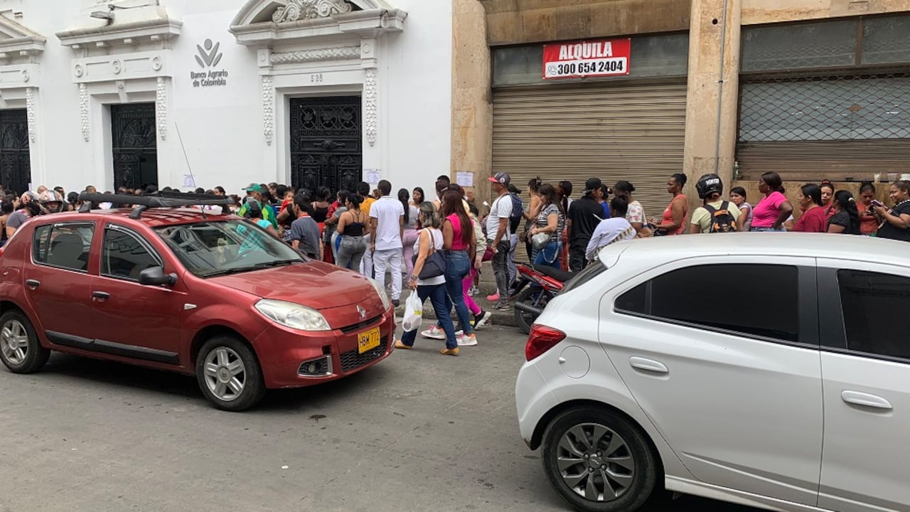 Larga fila en el Banco Agrario para reclamar el subsidio.