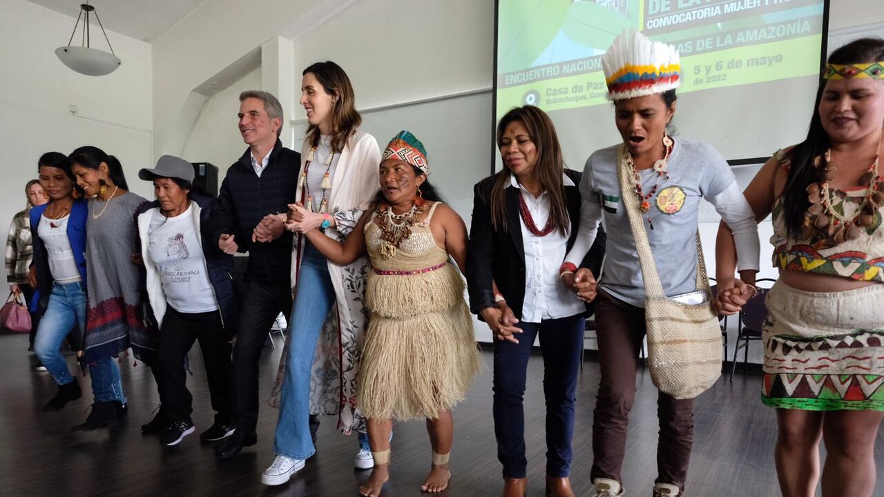 Mujeres indígenas compartieron con Carlos Eduardo Correa, ministro de Ambiente y Desarrollo Sostenible.