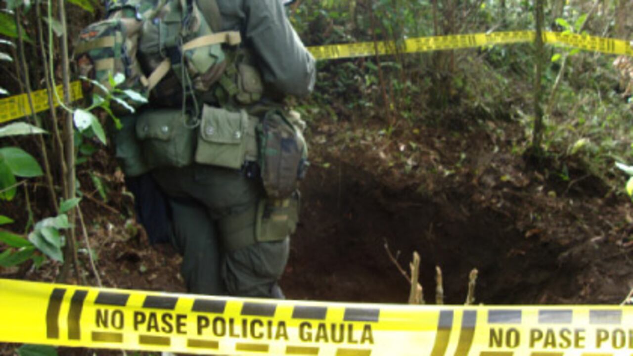 Uno de los mafiosos sopló y la Policía encontró los cuerpos en un matorral, al lado de una casa vacía, en un sector conocido como El Hormiguero, en la vereda El Pomar, de Sopetrán.