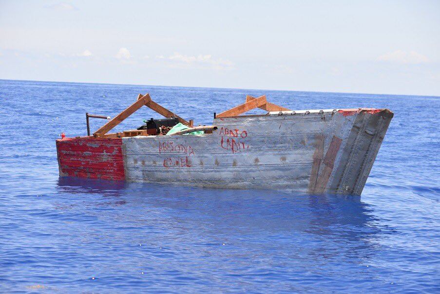 La Guardia Costera recordó que cuando se presentan casos de la llegada a Estados Unidos por mar y pisan tierra, el servicio de inmigración recibe la persona y procesa su caso. Sin embargo, la entidad aclaró que no todas las personas reciben asilo.