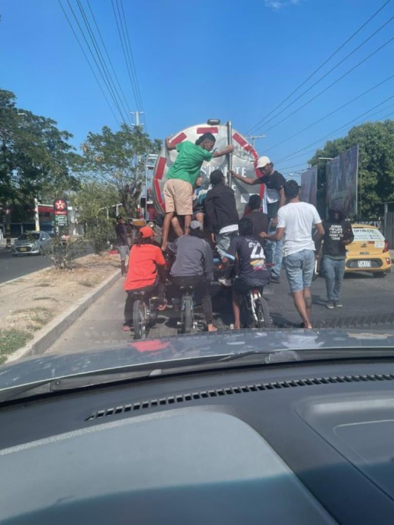 Jóvenes se montan a los vehículos para movilizarse