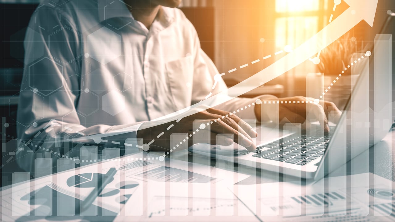 Imagen de doble exposición de negocios y finanzas: hombre de negocios con gráfico de informe hacia el crecimiento de las ganancias financieras de la inversión en el mercado de valores.