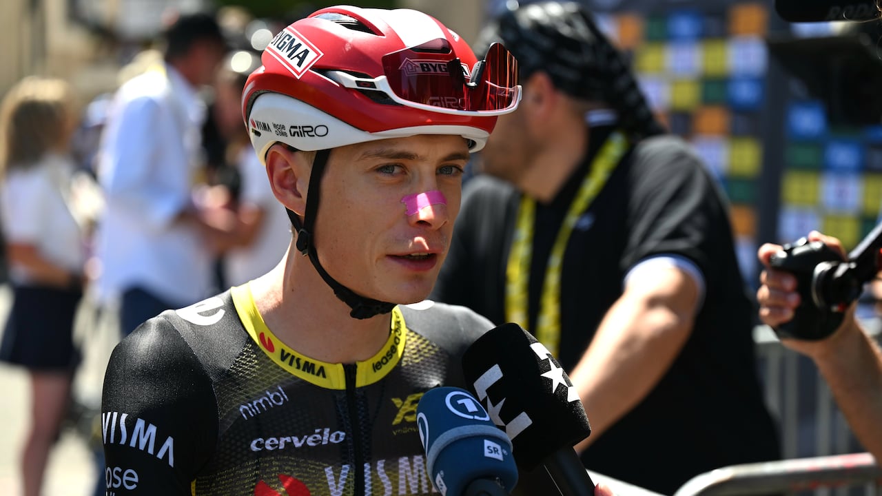 Jonas Vingegaard atendiendo a la prensa deportiva