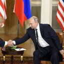 Los presidentes de EE.UU, Donald Trump (i), y de Rusia, Vladímir Putin, se estrechan la mano durante su primera cumbre formal celebrada en el Palacio Presidencial de Helsinki.
