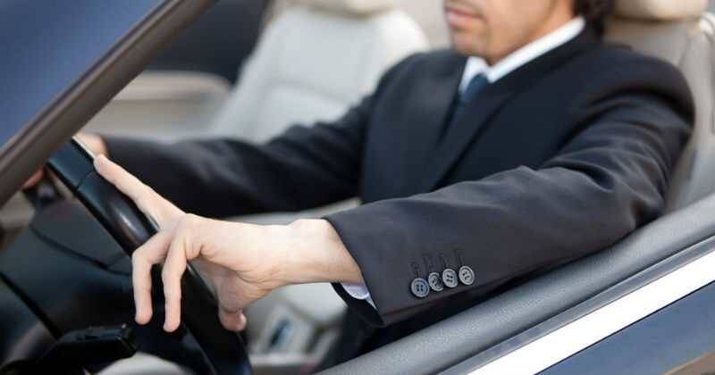 Estacionar un carro automático puede representar cierta dificultad para los pilotos con poca experiencia.