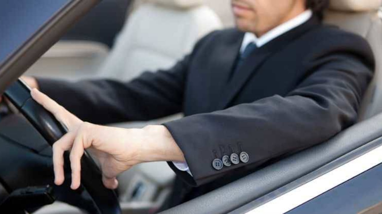 Expertos aconsejan no apoyar la mano en la barra de cambios porque puede ocasionar graves daños.