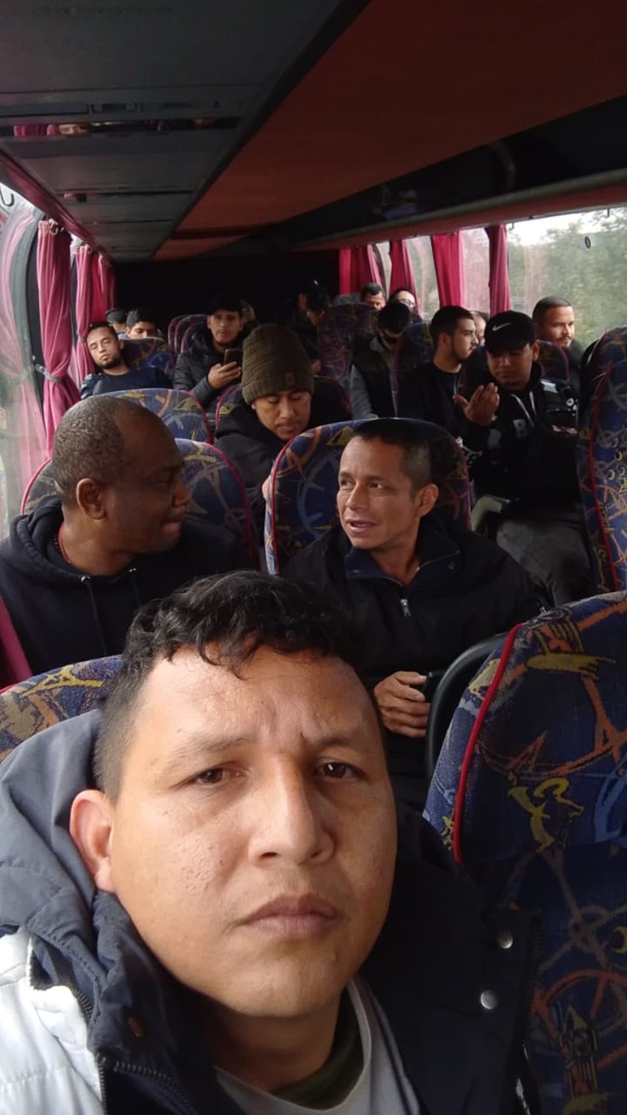 Soldados colombianos en Ucrania, viajan en un bus con rumbo desconocido.