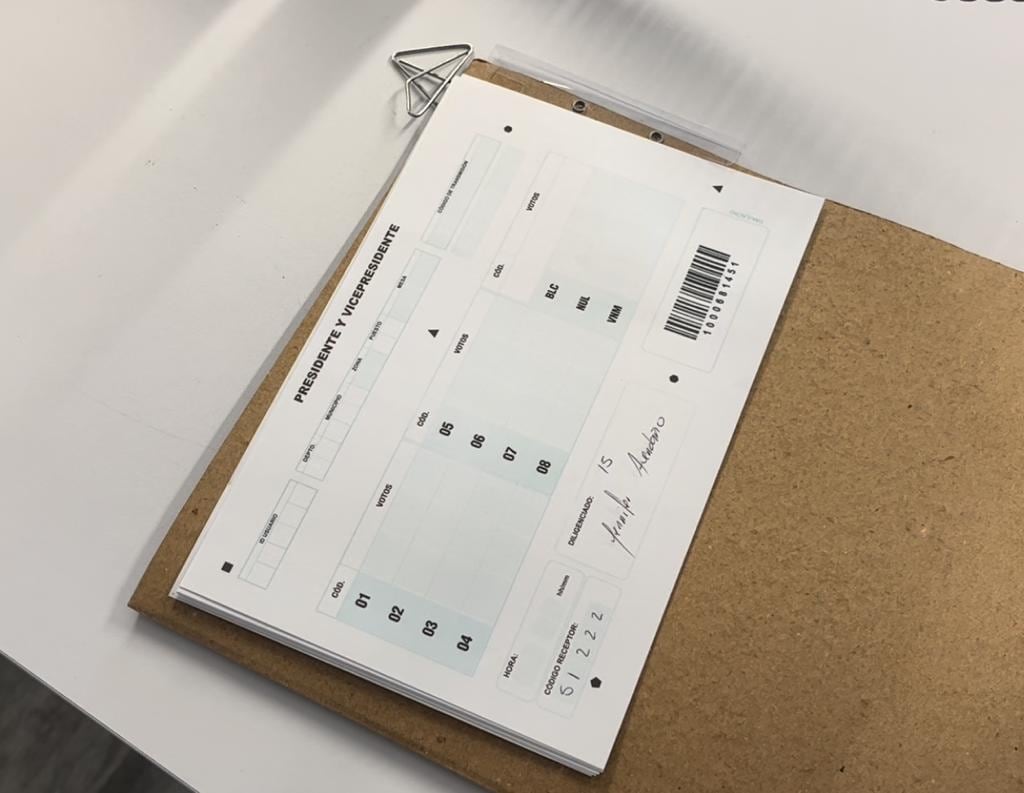 Formato de recepción telefónica ubicado en el centro de recepción telefónica. En el, se plasma la información de las mesas u puntos de votación de todo el país.