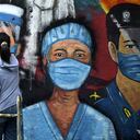 Una artista pinta al personal médico enKatmandú, la capital de Nepal. (Photo by PRAKASH MATHEMA / AFP)