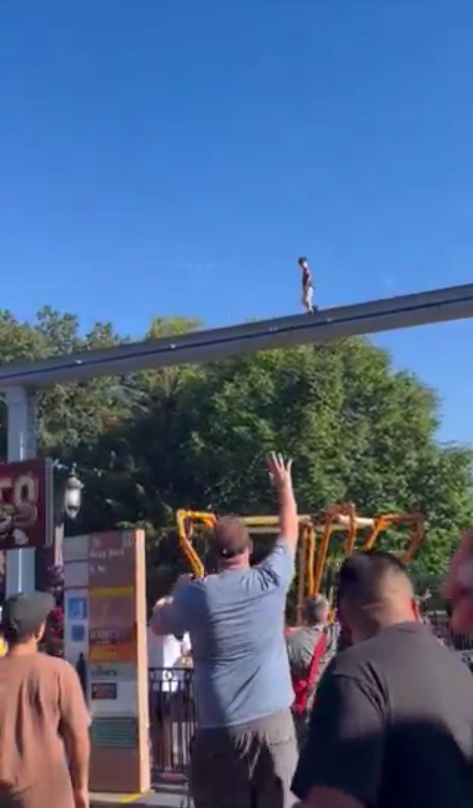 El niño se mostró confundido tras los gritos de los visitantes