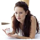 Los orgasmos pueden mejorar dolencias como la migraña o el cólico menstrual. Además de las hormonas, según la Dra. Berman, las contracciones que tienen lugar durante un orgasmo ayudan a evacuar coágulos ofreciendo un alivio temporal del cólico. Ya sabes qué hacer cuando no quieras tomar pastillas.