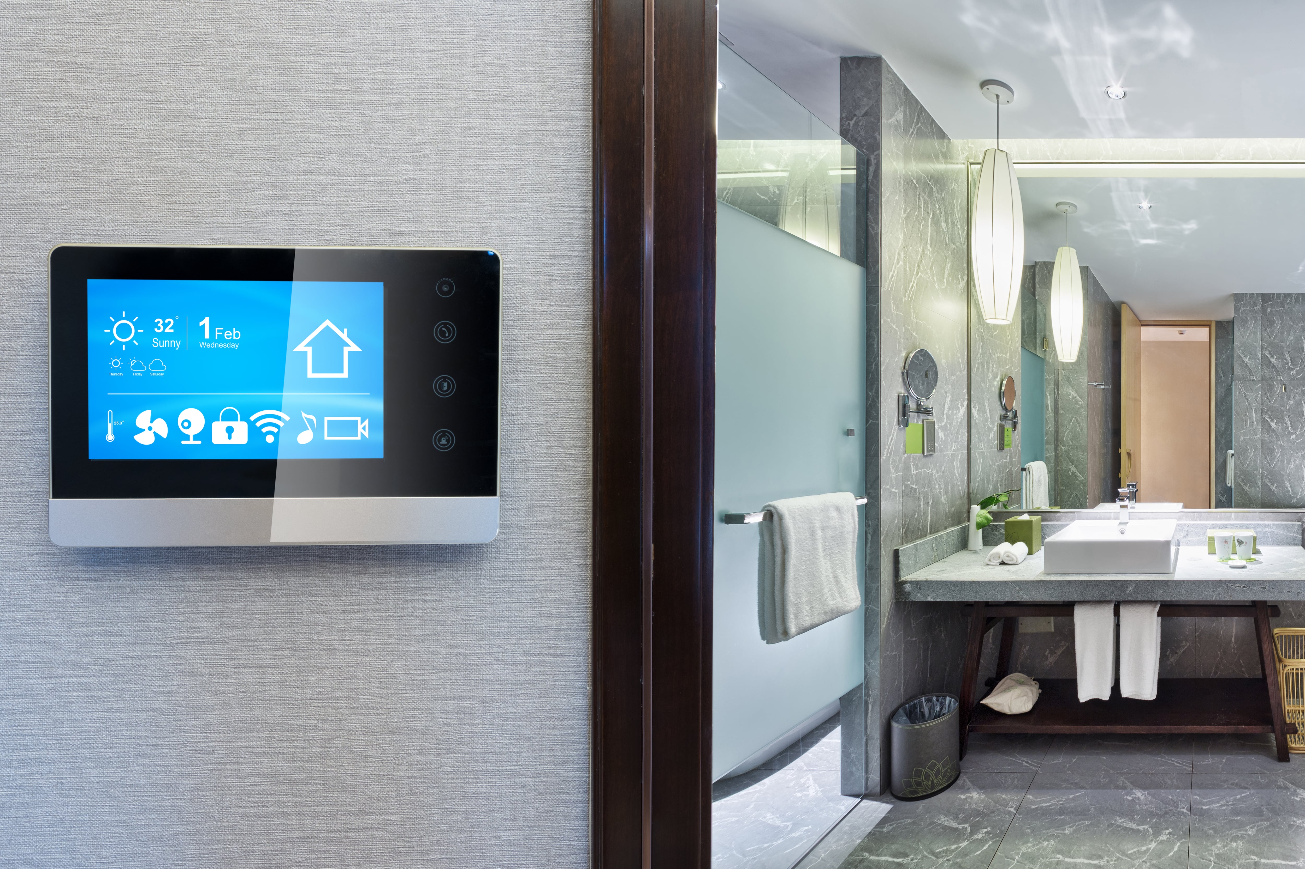 Casa con tecnología avanzada que permite controlar todo desde la pantalla.