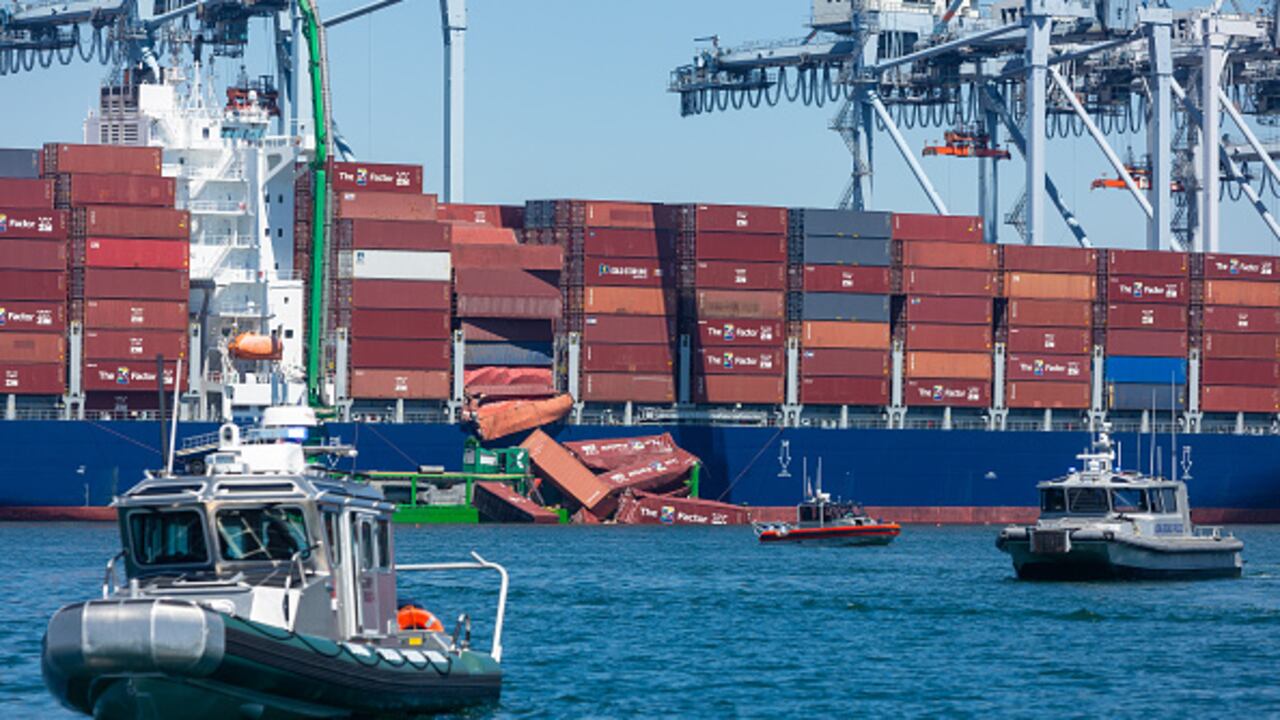 Las operaciones de manejo de carga están suspendidas mientras los equipos de rescate trabajan para asegurar docenas de contenedores que cayeron del buque atracado en una terminal del Puerto de Long Beach la mañana del martes.