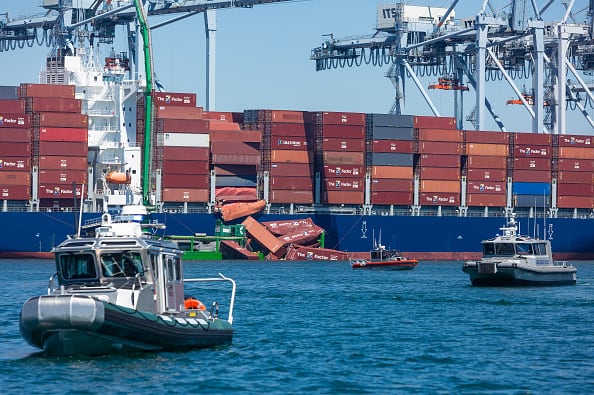 Las operaciones de manejo de carga están suspendidas mientras los equipos de rescate trabajan para asegurar docenas de contenedores que cayeron del buque atracado en una terminal del Puerto de Long Beach la mañana del martes.