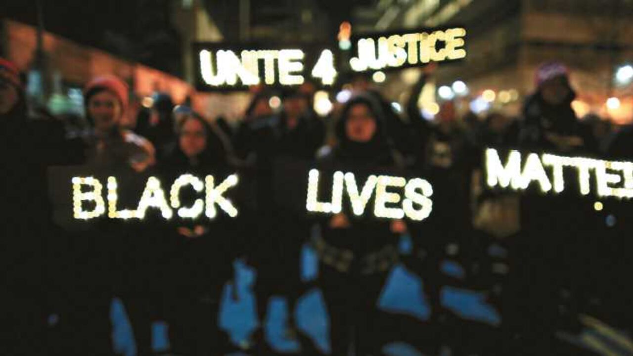Protestantes se tomaron las calles de New York el 4 de diciembre de 2014 cuando quedó libre el policía que estranguló a muerte al afroamericano Eric Garner. Foto: Yana Paskova/AFP.