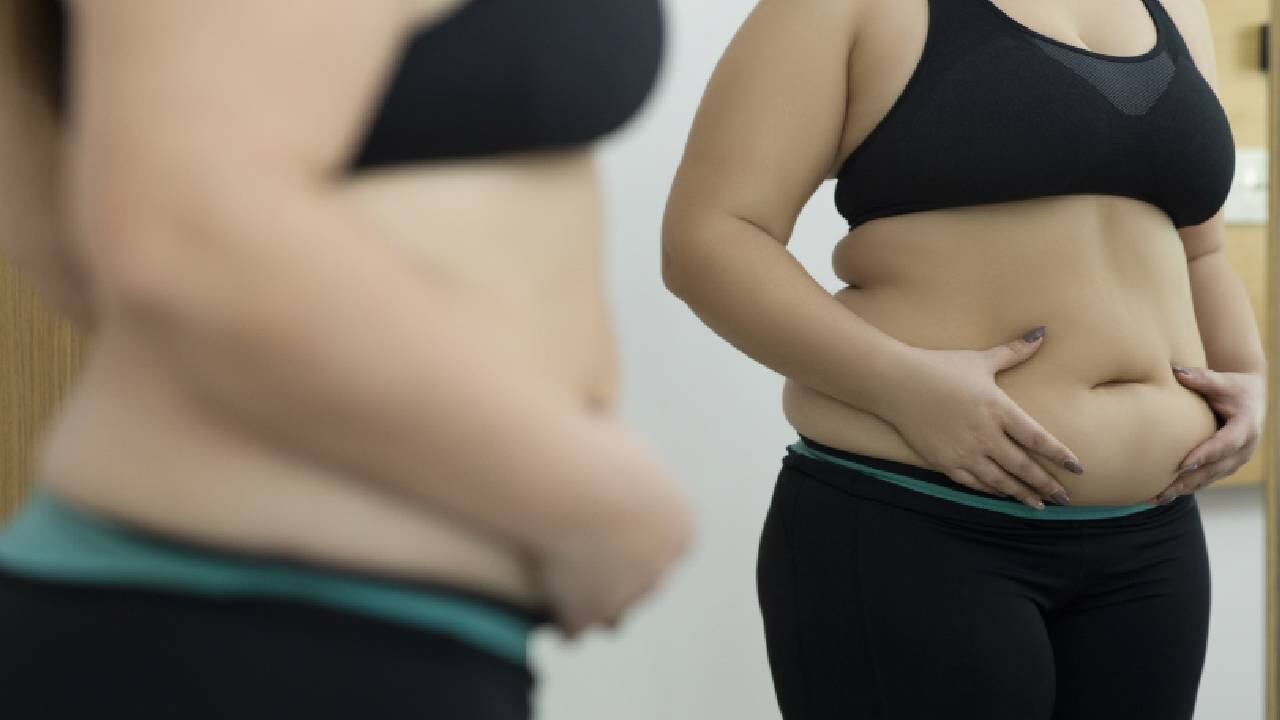 Hacer ejercicio bajo el sol y comer alimentos integrales, son algunos consejos de expertos para eliminar la grasa en el cuerpo. Foto: GettyImages.