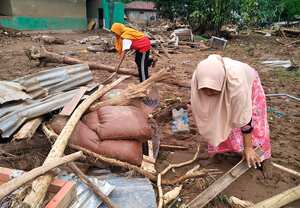 Mujeres limpian los escombros de la inundación en la aldea de Waiwerang, en la isla de Adonara, en el este de Indonesia, el martes 6 de abril de 2021. Los rescatistas en el remoto este de Indonesia excavaban los escombros de un deslizamiento de tierra el martes en busca de personas que se cree que están enterradas en uno de varios desastres provocados por el clima severo en la nación del sudeste asiático y el vecino Timor Oriental. Foto: AP / Rofinus Monteiro.