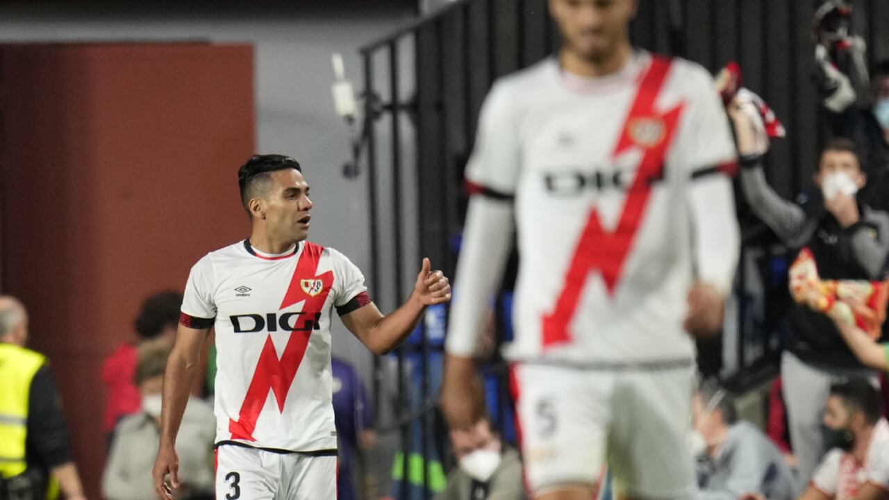 Rayo's Radamel Falcao, left, celebrates after scoring his side's opening goal during a Spanish La Liga soccer match between Rayo Vallecano and FC Barcelona at the Vallecas stadium in Madrid, Spain, Wednesday, Oct. 27, 2021. (AP/Manu Fernandez)