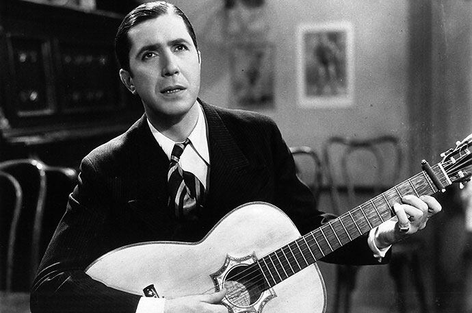 El lunes 24 de junio de 1935 un accidente aéreo impidió que Carlos Gardel le cumpliera a Cali la cita que tenía para cantarle. Pero esta ciudad nunca lo olvidó: lo revivió en su literatura, atesoró su voz en largas colecciones, construyó un templo tanguero en el barrio Obrero y hasta fundó un café en su honor. Que 80 años no son nada...
