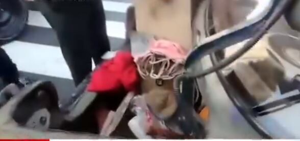 La mujer se escondió en el baúl del carro.