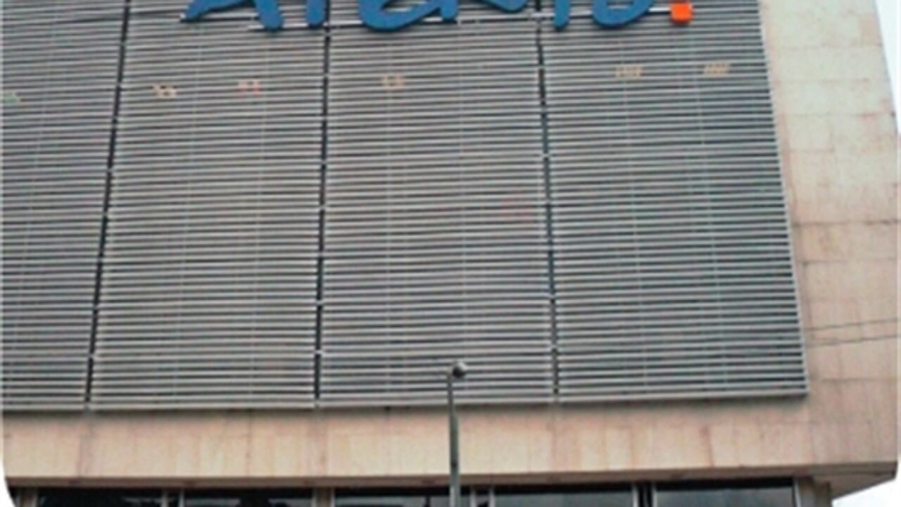 La firma Atento fue comprada por Bain Capital por 1.051 millones de euros .