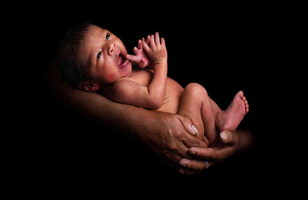 El peruano Yack Gael Callapina Huamani, con 2 meses de nacido, en brazos de su madre.