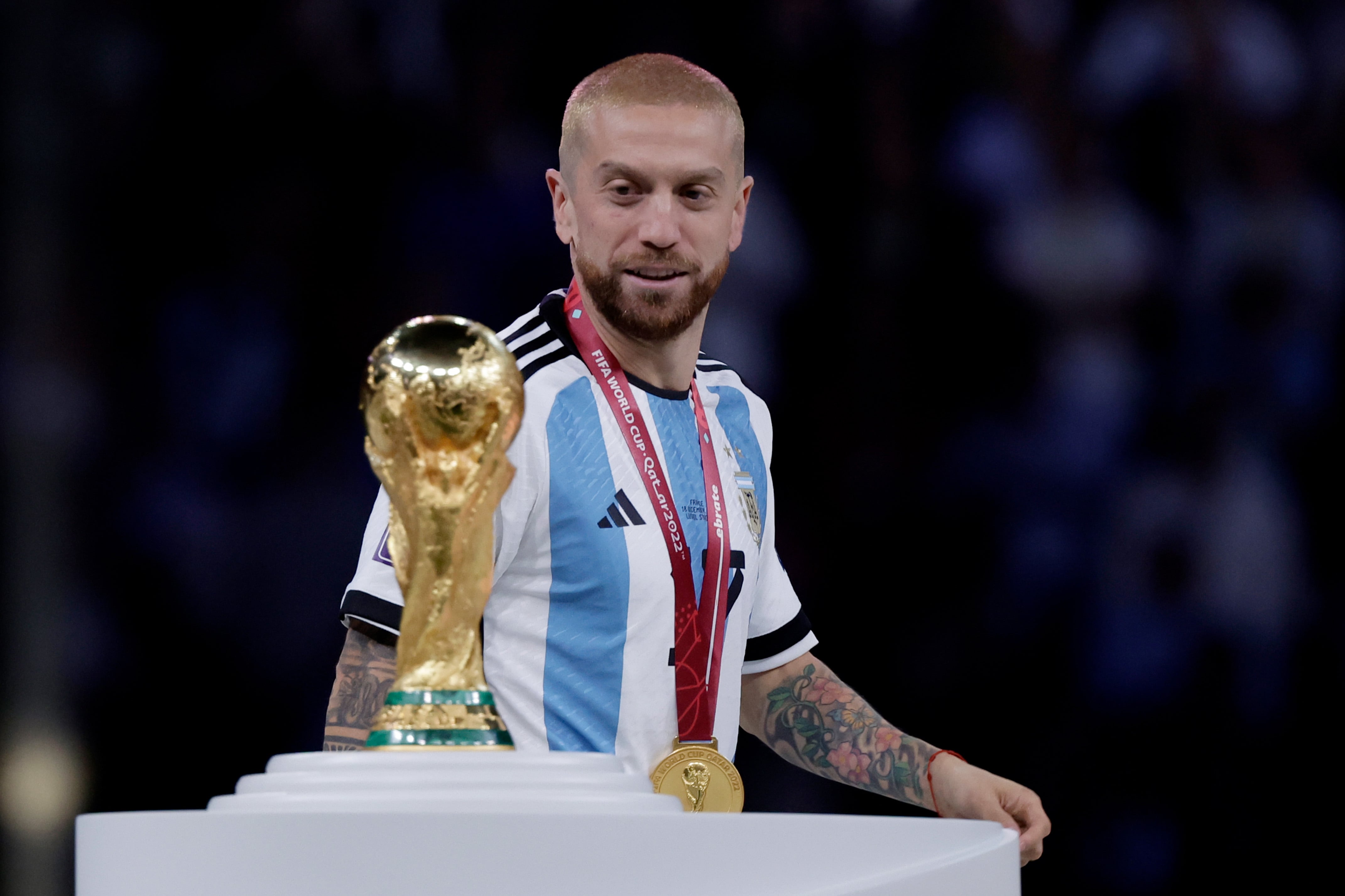 Papu Gómez de Argentina celebra la victoria de la Copa Mundial con el trofeo durante el partido de la Copa Mundial entre Argentina contra Francia en el Estadio Lusail el 18 de diciembre de 2022 en la ciudad de Lusail Qatar (Foto de Eric Verhoeven/Soccrates/ Imágenes falsas)