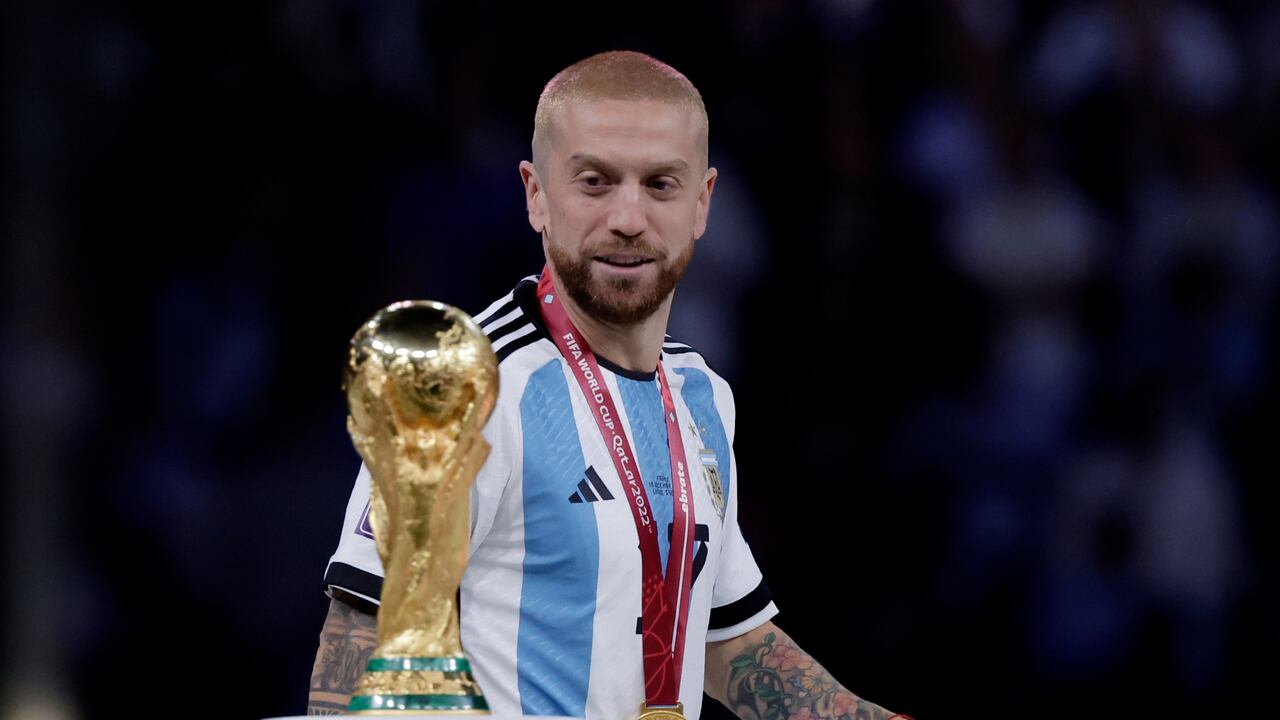 Papu Gómez, de Argentina, celebra la victoria de la Copa Mundial con el trofeo durante el partido de la Copa Mundial entre Argentina y Francia en el Estadio Lusail, el 18 de diciembre de 2022, en la ciudad de Lusail, Qatar (Foto de Eric Verhoeven/Soccrates/ Imágenes falsas).
