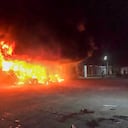 El enfrentamiento de dos grupos étnicos ocasionó el incendio de una discoteca. (Photo by YANTI / AFP).