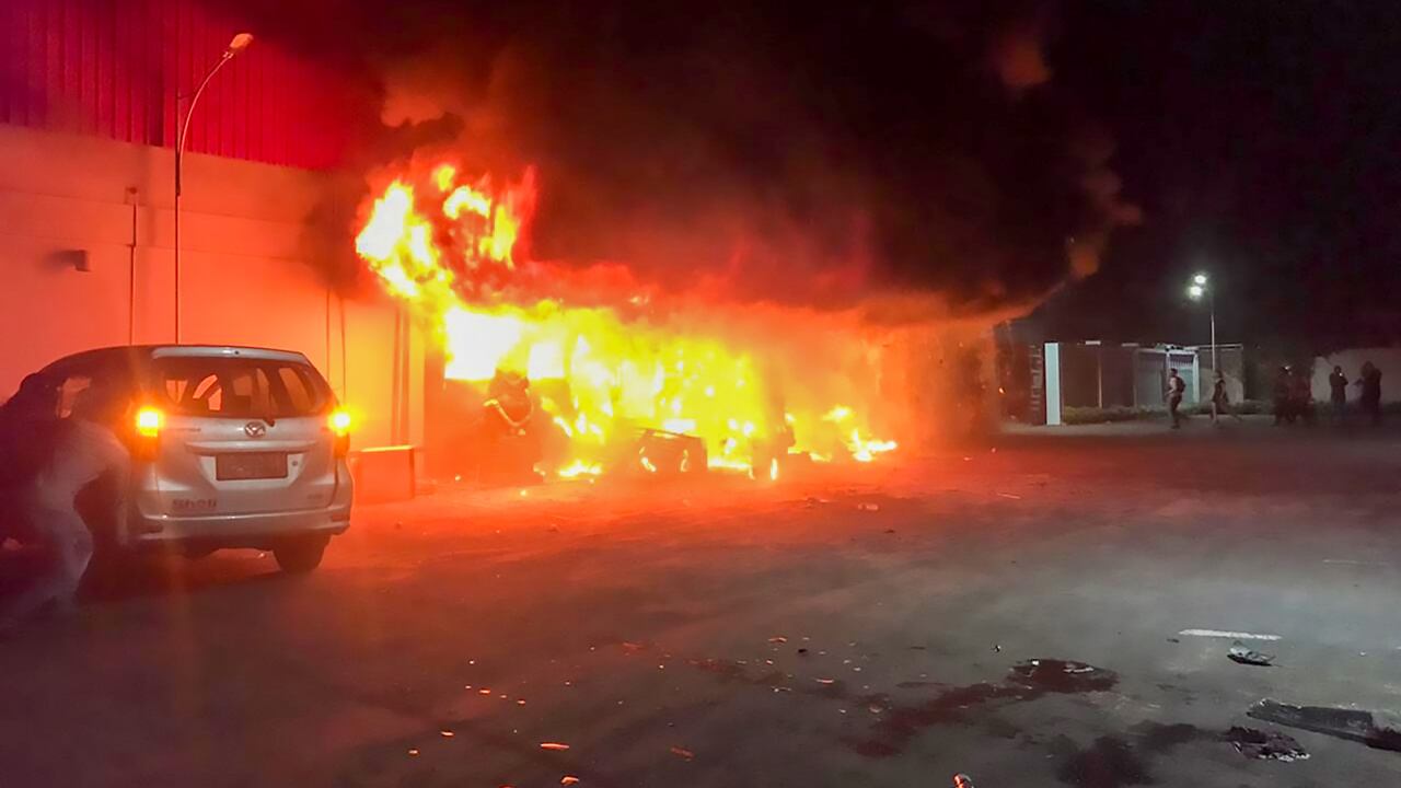 El enfrentamiento de dos grupos étnicos ocasionó el incendio de una discoteca. (Photo by YANTI / AFP).