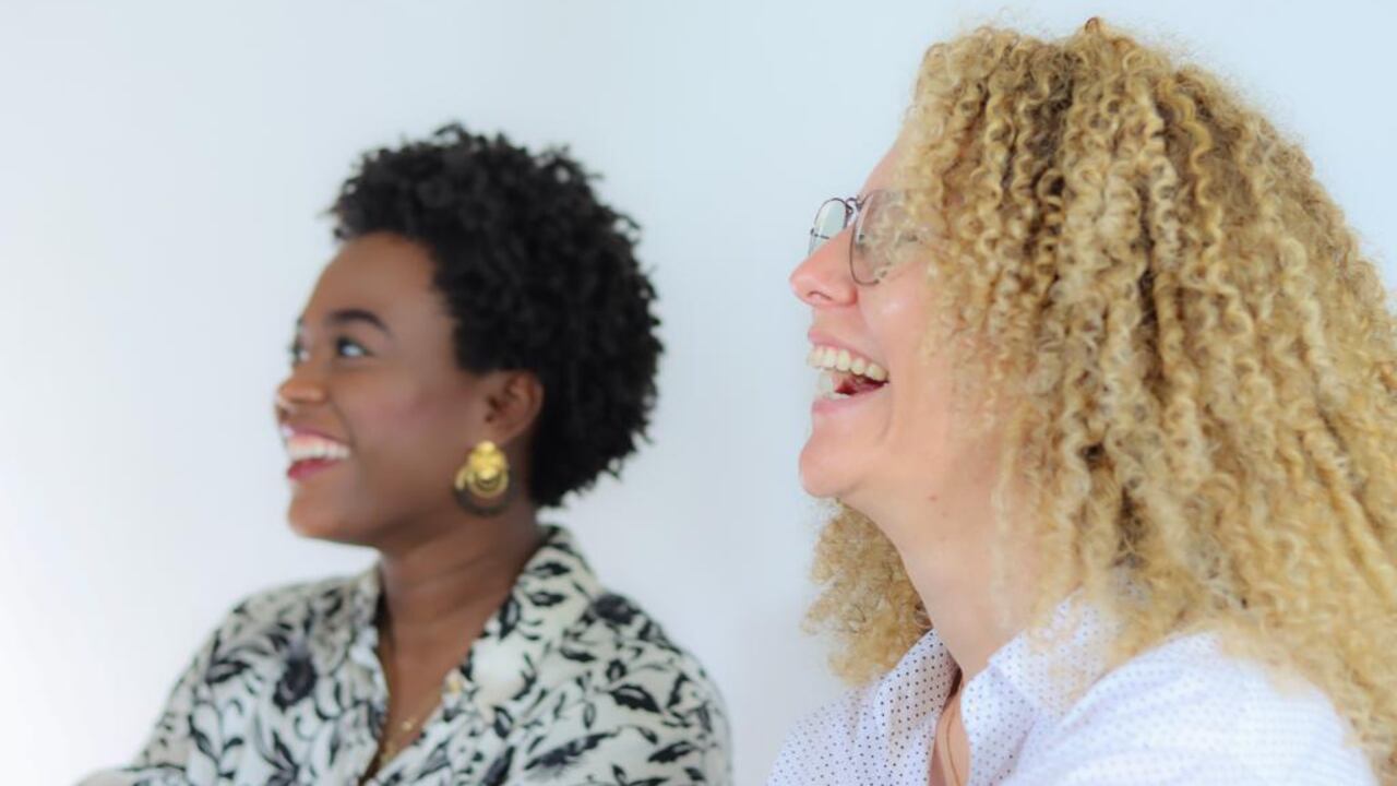 Delcy Giraldo (a la derecha) empodera a las mujeres en Urabá. Las motiva a querer el cabello crespo.