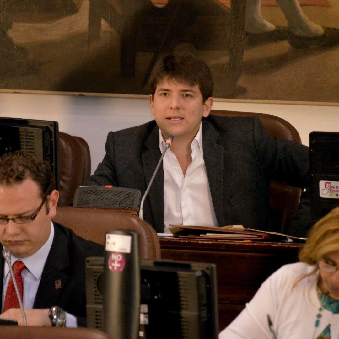 Miguel inició su carrera política en 2012, cuando fue elegido concejal de Bogotá por el Partido Liberal a los 26 años.