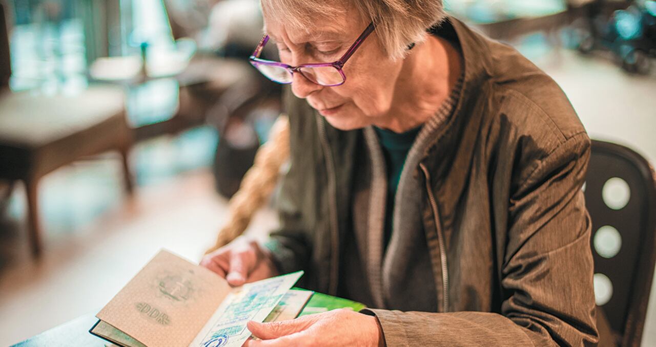 Jutta Hertein muestra el pasaporte de la República Democrática Alemana de su tía y algunas fotos de su famiia, separada por el muro de Berlín