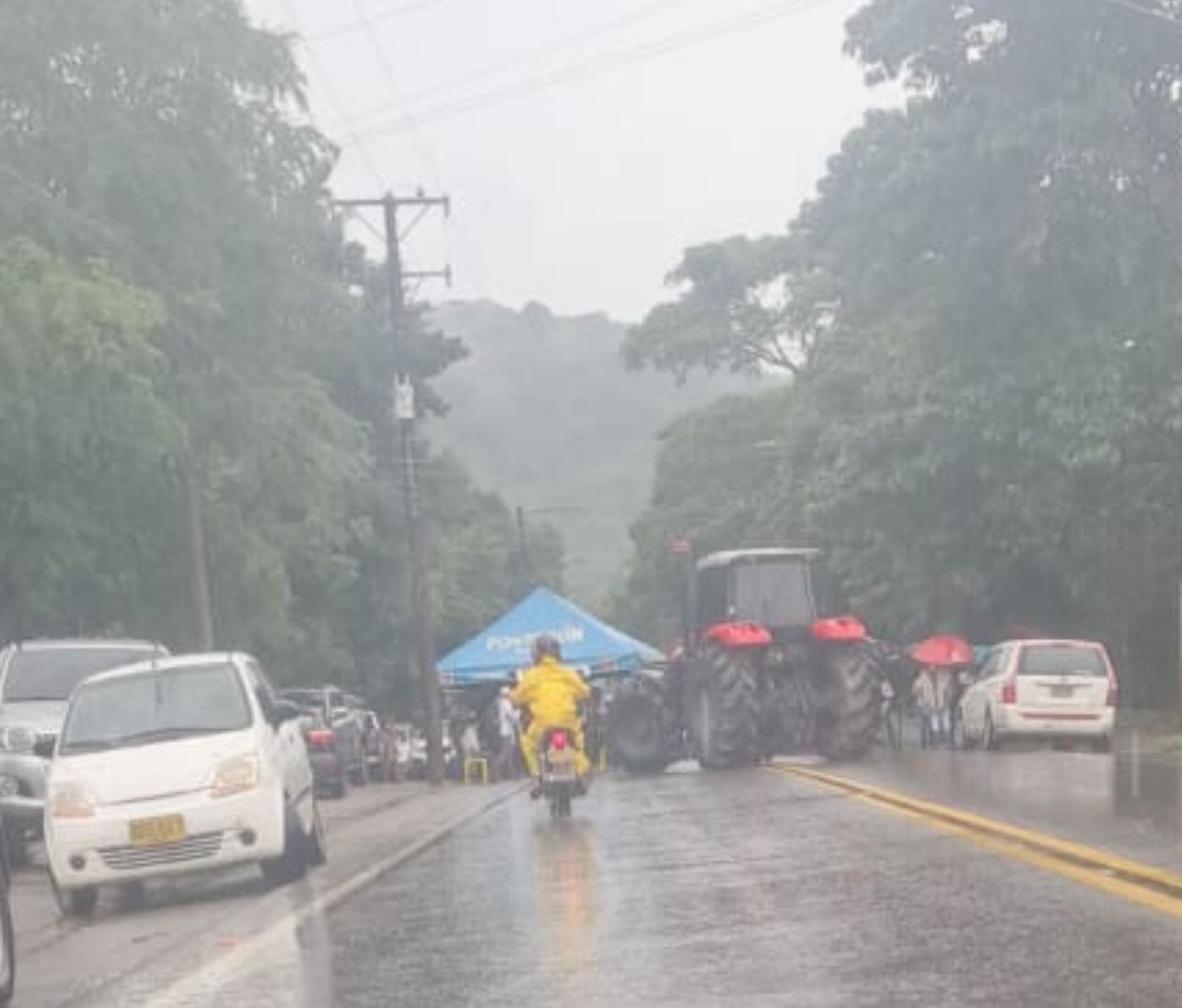 Con bloqueos intermitentes, arroceros protestan en la vía Marginal de la Selva, en Aguazul, Casanare.