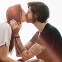 Besos entre humanos.