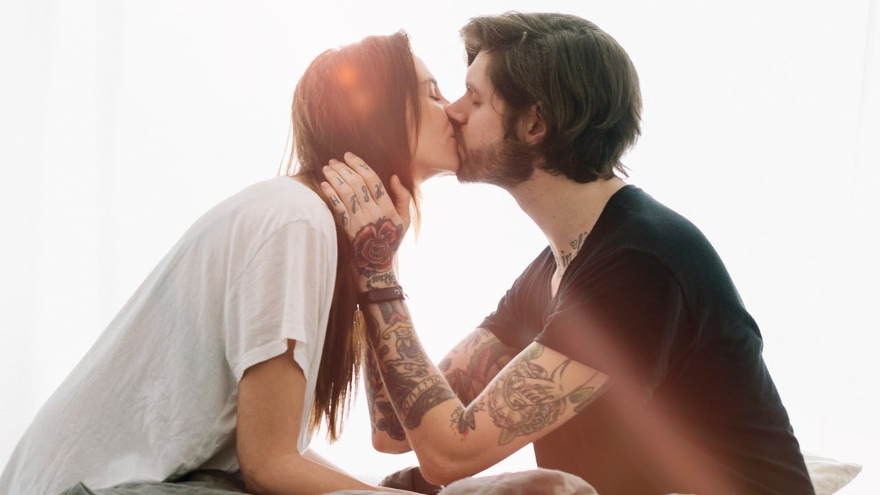 Los besos se vuelven parte del día cuando se tiene una relación de pareja.