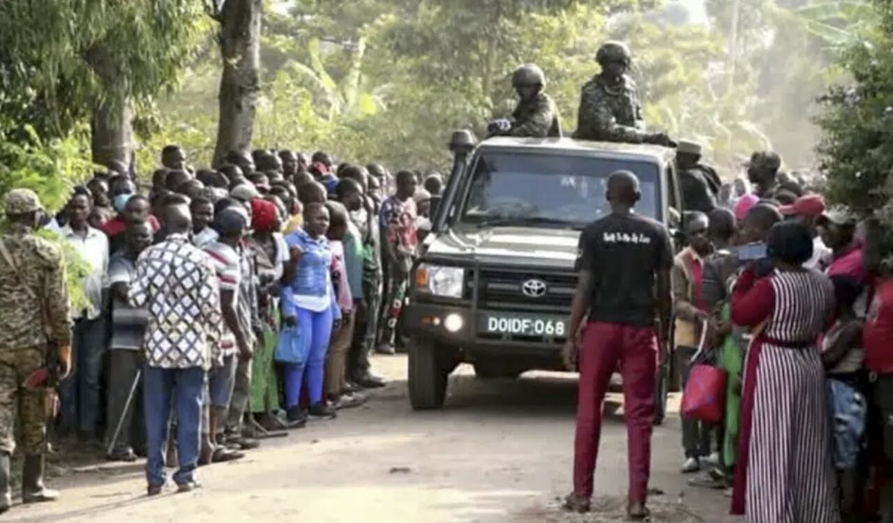 Centenares de personas llegaron a las afueras de la institución educativa, algunos familiares lloraban desconsolados ante la tragedia