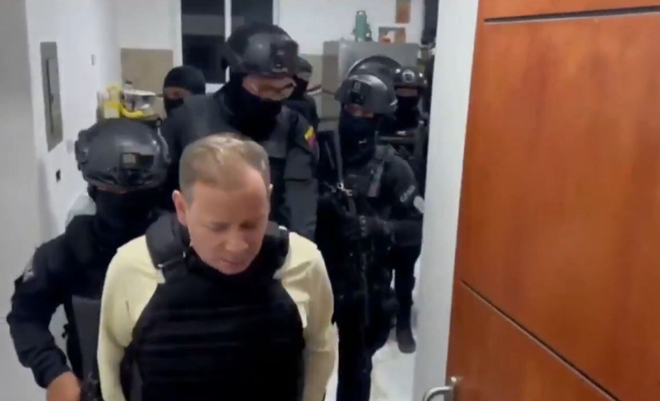 Los agentes conducen a Guanipa hasta los vehículos estacionados afuera del lugar donde se encontraba el opositor.