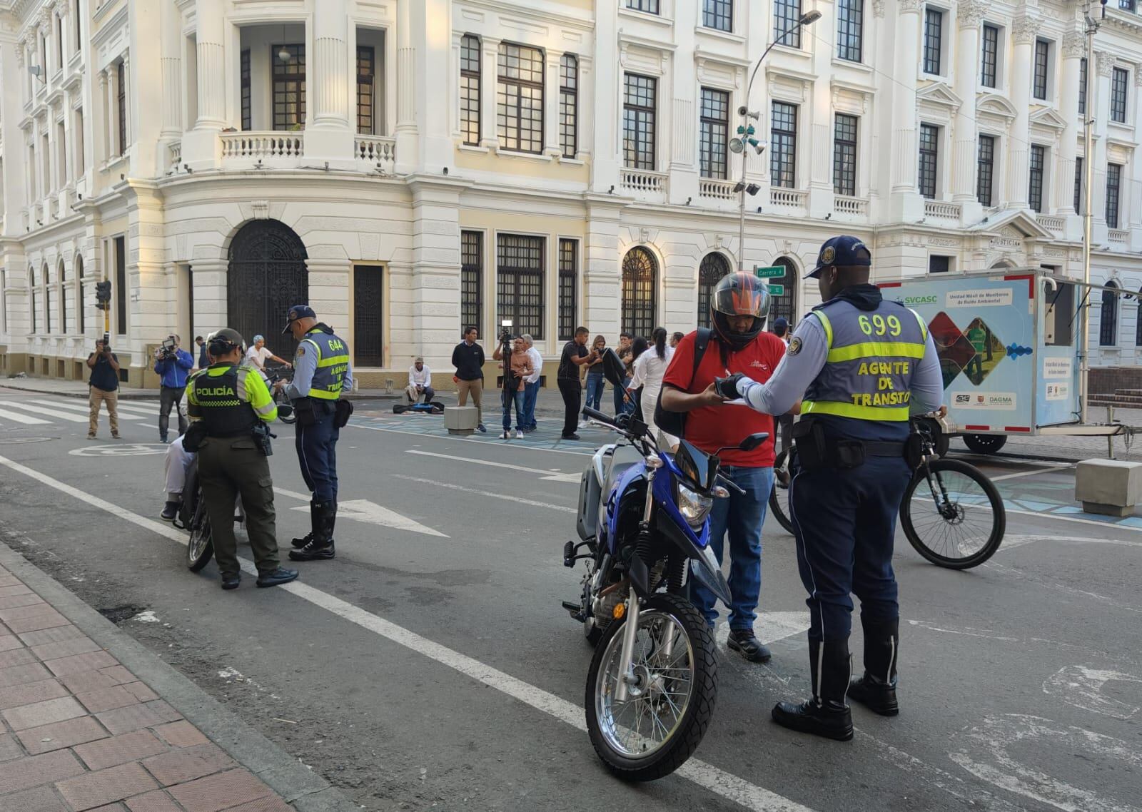 Los agentes de tránsito adelantan controles en las calles tras el inicio del día sin carro y sin moto.