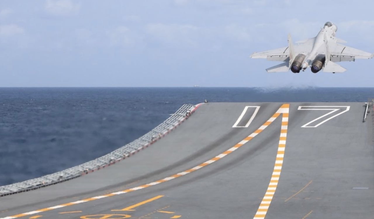 El portaaviones Shandong cruzó el estrecho de Taiwán y prendió las alarmas.