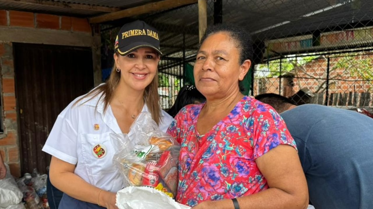 Victoria Eugenia Casallas, primera dama de Santander, lidera esta iniciativa en favor de las poblaciones afectadas por el invierno.