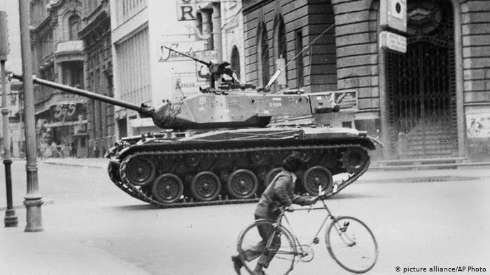 Tanques en las calles de Santiago de Chile durante el golpe militar que derrocó al presidente Salvador Allende. (Septiembre de 1973).