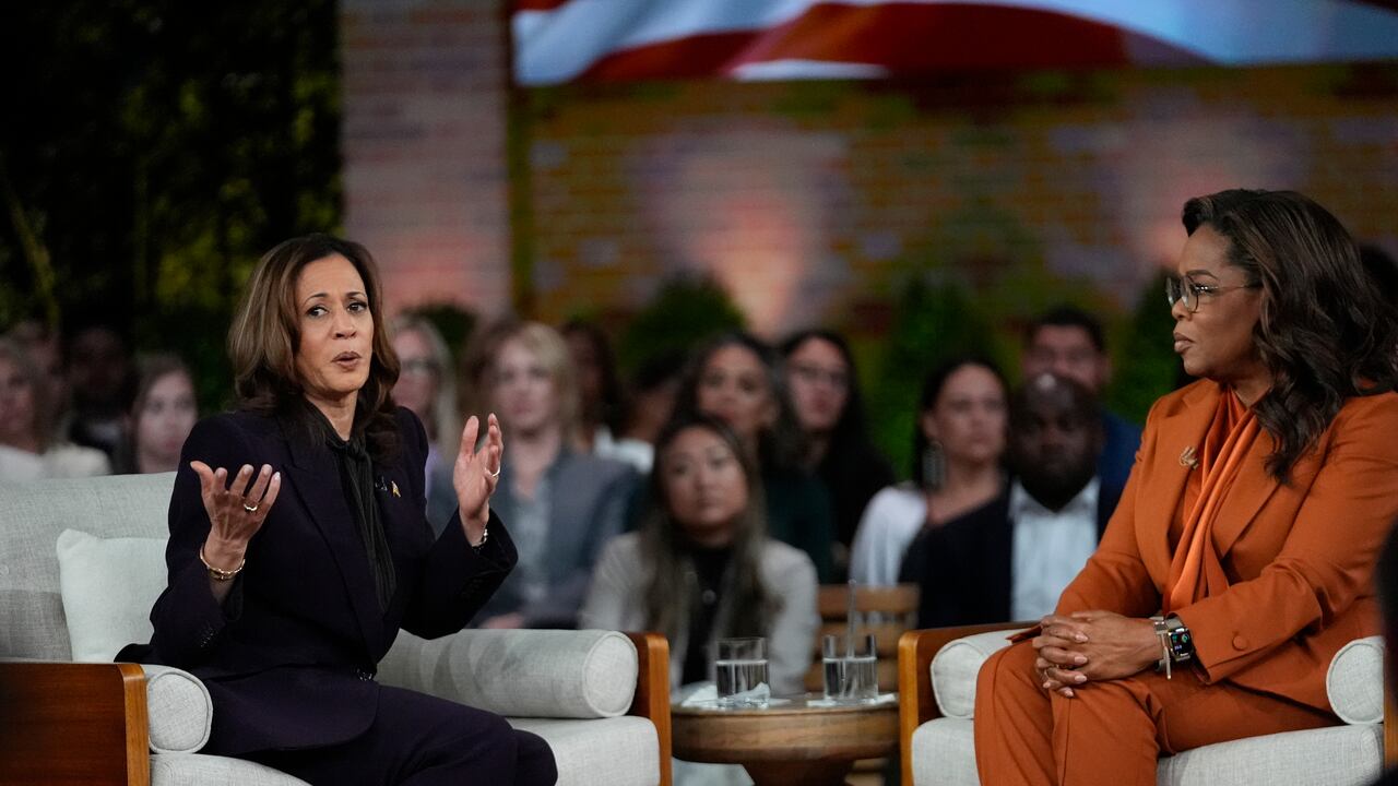 La candidata presidencial demócrata Kamala Harris habla con Oprah Winfrey en el evento Oprah's Unite for America Live Streaming, el jueves 19 de septiembre de 2024, en Farmington Hills, Michigan. (AP Foto/Paul Sancya)