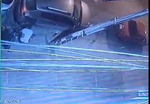 En cuestión de segundos, los delincuentes roban se roban las autopartes.