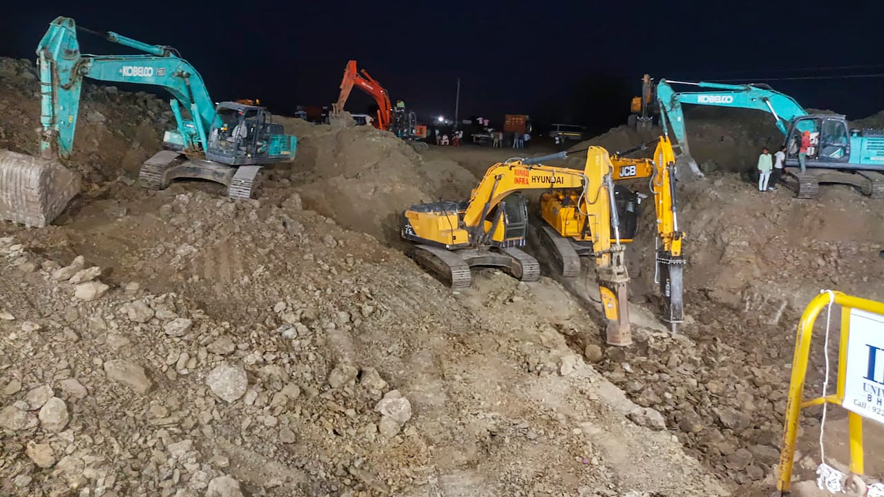 La Agencia oficial de India, PTI, publicó unas imágenes en las que se observan la llegada de un vehículo que transporta el robot que ayudará en el rescate de la menor de edad, además de una media docena de máquinas excavando un hoyo de grandes dimensiones, pero escasa profundidad.(PTI Photo) (PTI06_08_2023_000045B)