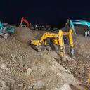 La Agencia oficial de India, PTI, publicó unas imágenes en las que se observan la llegada de un vehículo que transporta el robot que ayudará en el rescate de la menor de edad, además de una media docena de máquinas excavando un hoyo de grandes dimensiones, pero escasa profundidad.(PTI Photo) (PTI06_08_2023_000045B)