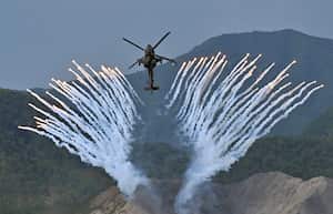 El helicóptero Apache AH-64 de Corea del Sur dispara bengalas durante un simulacro militar conjunto entre Corea del Sur y EE. UU. en el campo de entrenamiento de incendios de Seungjin en Pocheon, Corea del Sur, 15 de junio de 2023